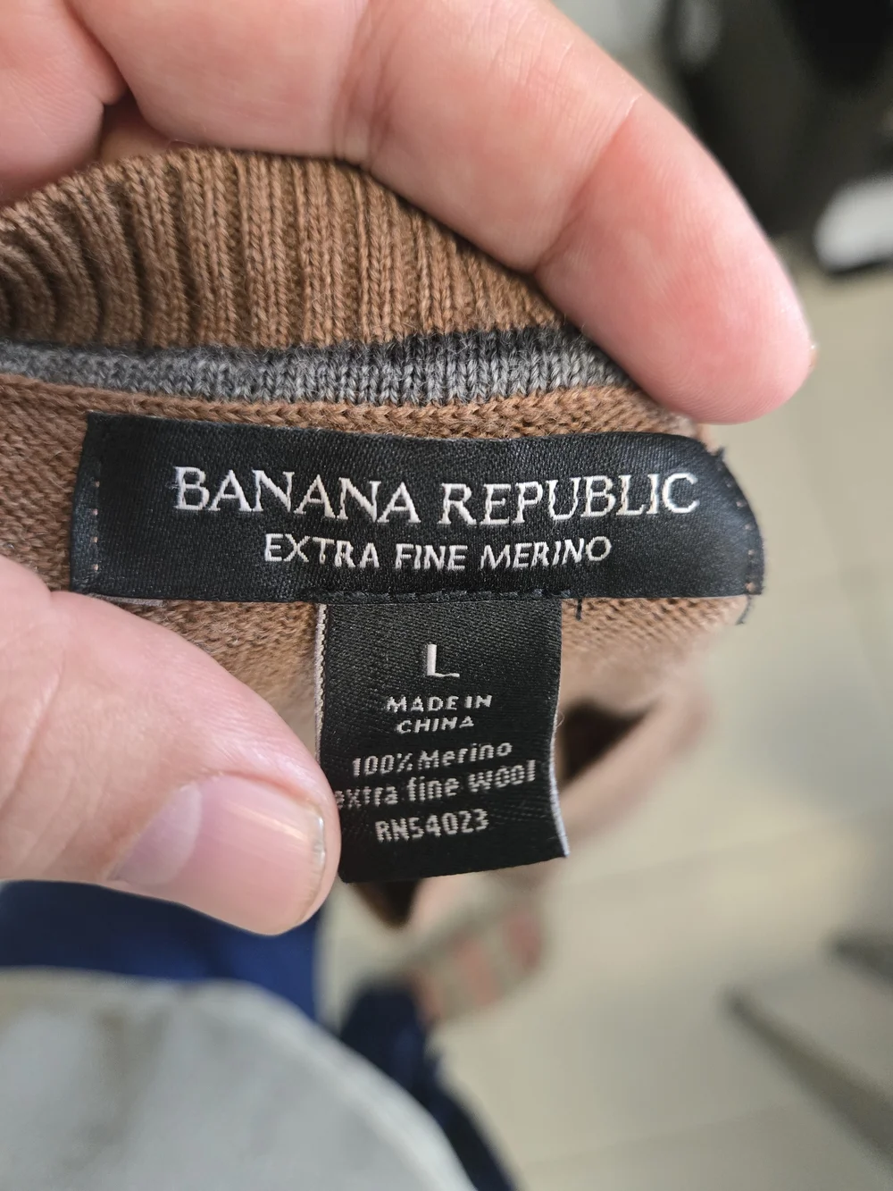 Banana Republic Sweater Mens Large Brown 100% Merino Wool V Neck Pullover Knit